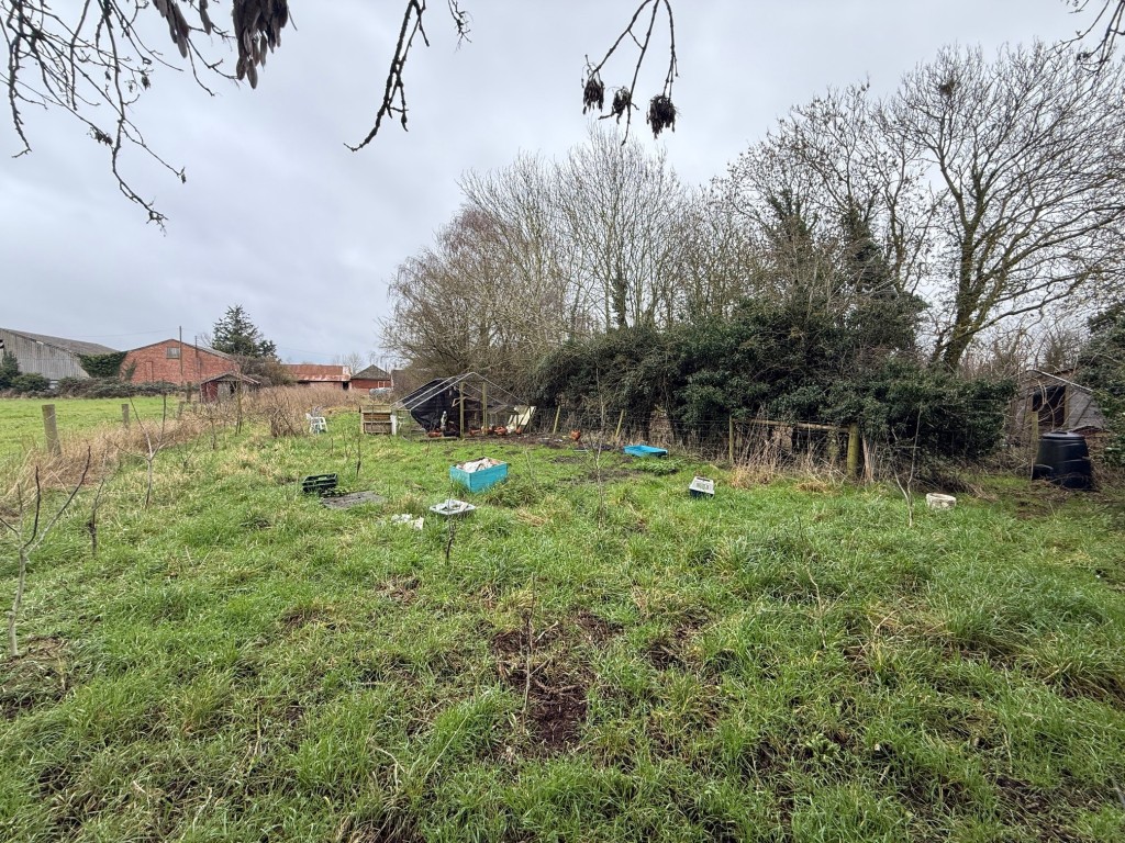 Lot: 82 - HOUSE FOR REPAIR AND IMPROVEMENT - Garden